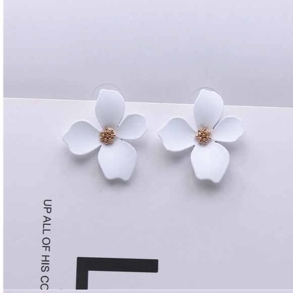 White floral earrings - Picture 4 of 6